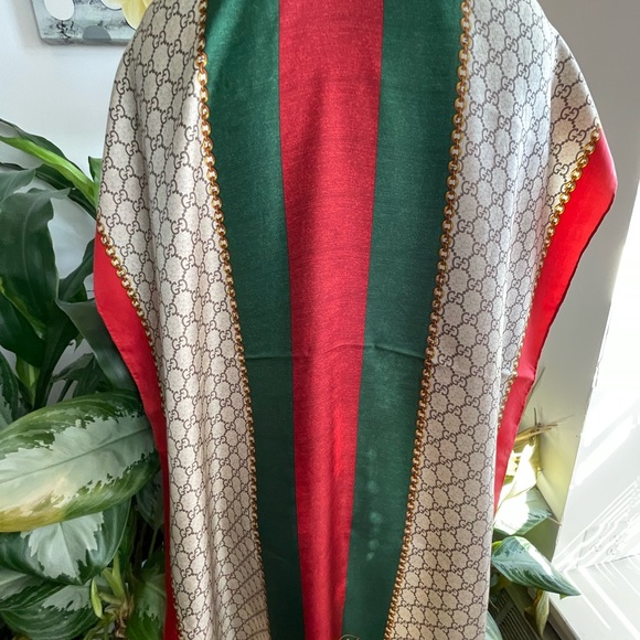 Gucci Crest Monogram Silk Shawl Scarf. - Picture 4 of 16
